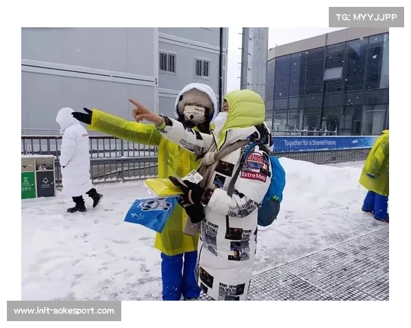 儿童球迷与球员互动，雪天暖心时刻